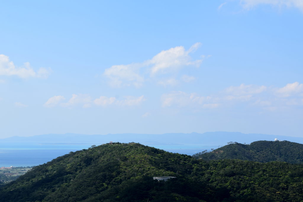 エメラルドの海を見る展望台